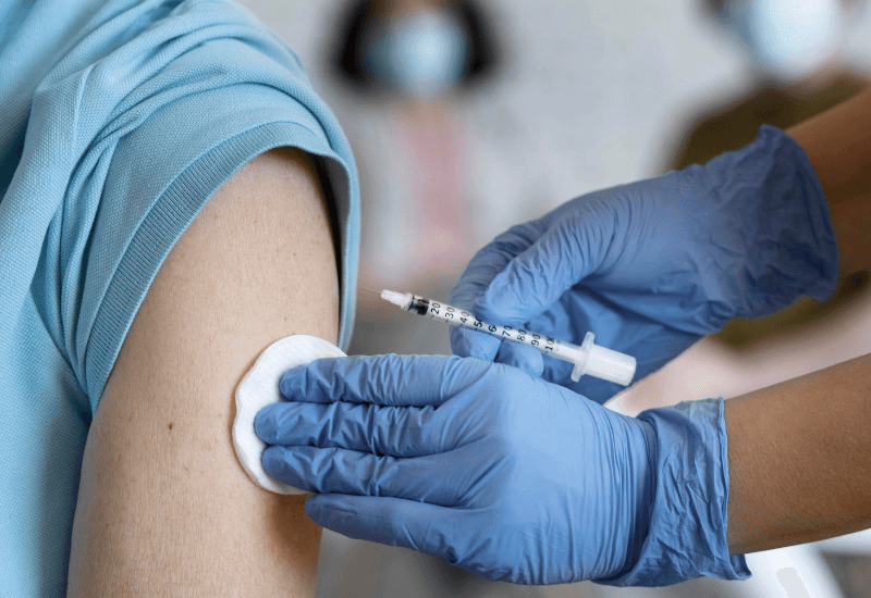 Theo dõi sau tiêm vaccine là một phần không thể thiếu trong quá trình tiêm chủng an toàn và hiệu quả.