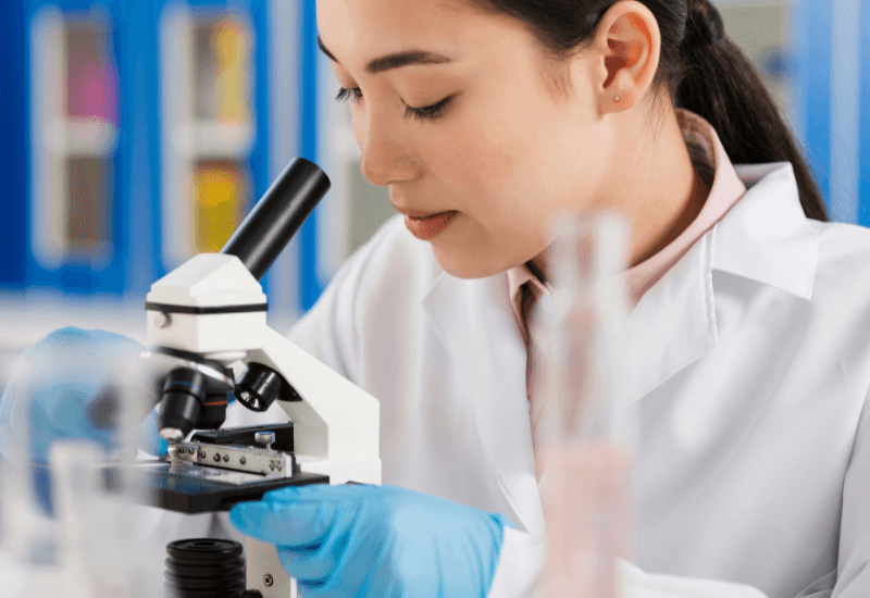 Do tiêm trộn vaccine là một phương pháp tương đối mới, các nghiên cứu dài hạn về tính an toàn và hiệu quả của nó vẫn còn hạn chế.