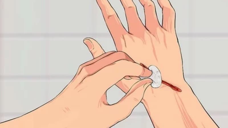 Vi khuẩn uốn ván có thể xâm nhập vào cơ thể qua các vết thương hở hoặc trầy xước.