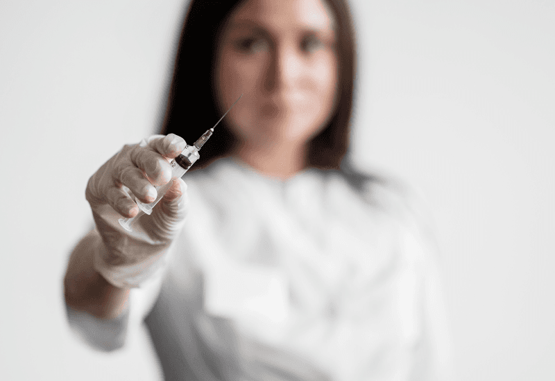 Giải đáp chi tiết thắc mắc: Tiêm vắc-xin có bị chậm kinh không?