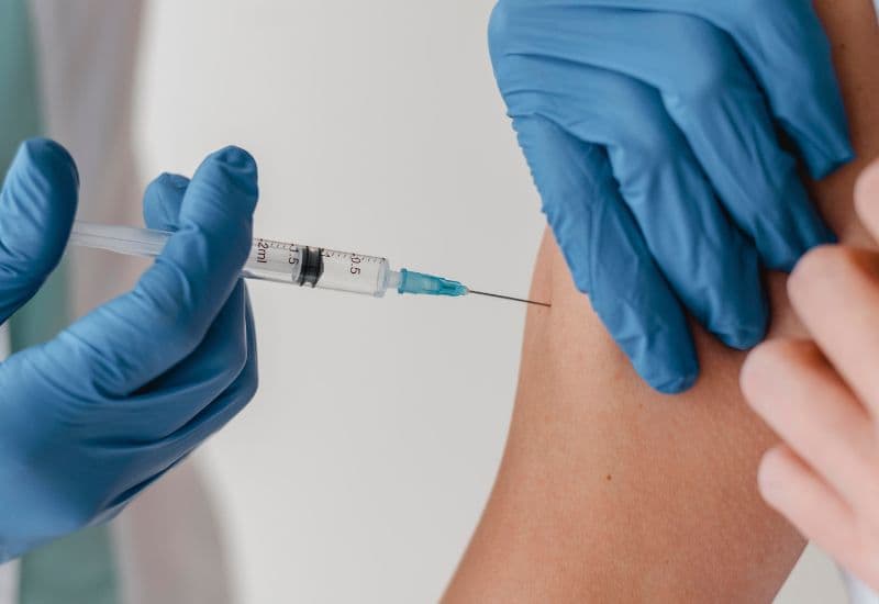 Khi được tiêm vắc-xin, cơ thể sẽ trải qua một số phản ứng để xây dựng hệ thống phòng vệ.