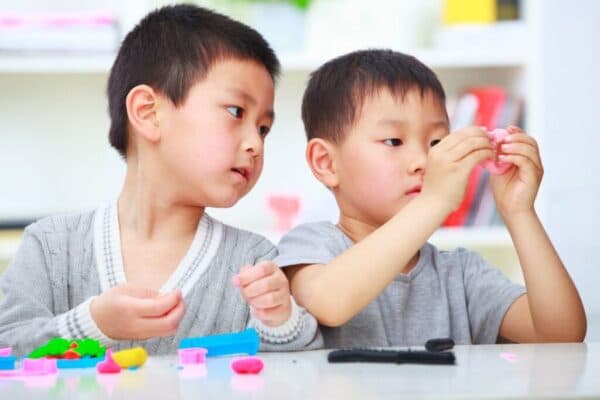 Ở độ tuổi này, hệ miễn dịch của trẻ vẫn đang trong giai đoạn phát triển và dễ dàng bị tổn thương trước các bệnh truyền nhiễm.