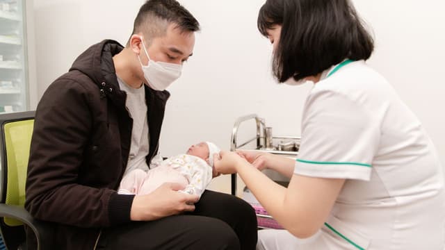 Những lưu ý đặc biệt trong việc tiêm vacxin cho trẻ sơ sinh