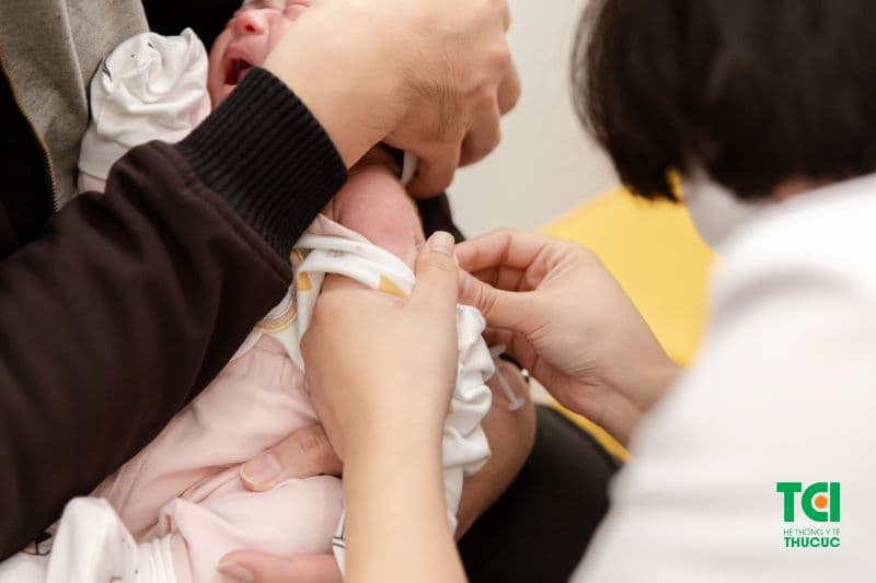 tiêm vacxin cho trẻ sơ sinh
