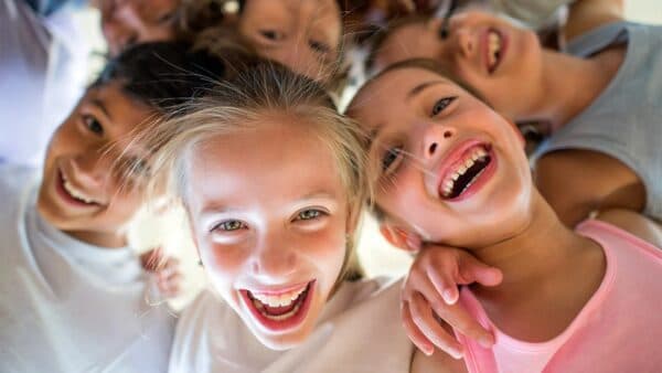 Khi trẻ bước vào độ tuổi 12, sức đề kháng tự nhiên vẫn đang hoàn thiện, nên việc tiêm vắc-xin giúp tăng cường hệ miễn dịch.