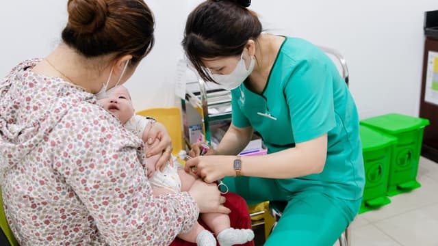 Tiêm vacxin được ăn trứng không và những lưu ý về dinh dưỡng