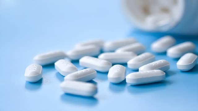 Điều cần biết về tiêm vacxin có được uống thuốc tây không