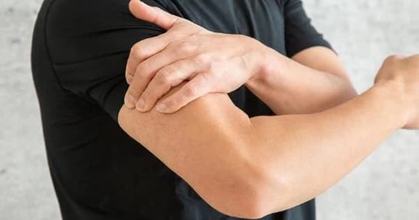 Sau khi tiêm vắc xin, cơ thể có thể phản ứng lại bằng các triệu chứng như sốt nhẹ, mệt mỏi, đau nhức.