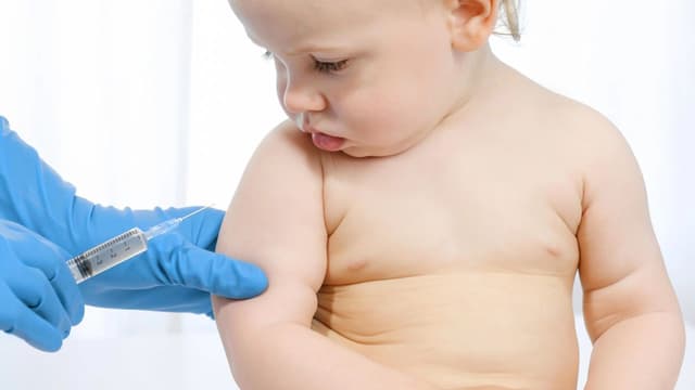 Lựa chọn giữa tiêm vacxin miễn phí và tiêm dịch vụ