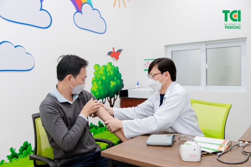 tiêm vacxin nổi mẩn đỏ