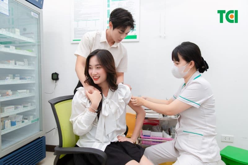 Khi tiêm vắc-xin vào buổi sáng, người tiêm có cả ngày để quan sát và theo dõi các phản ứng phụ nếu có.