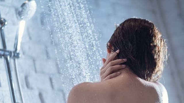 Chuyên gia giải đáp tiêm vacxin về có nên tắm không