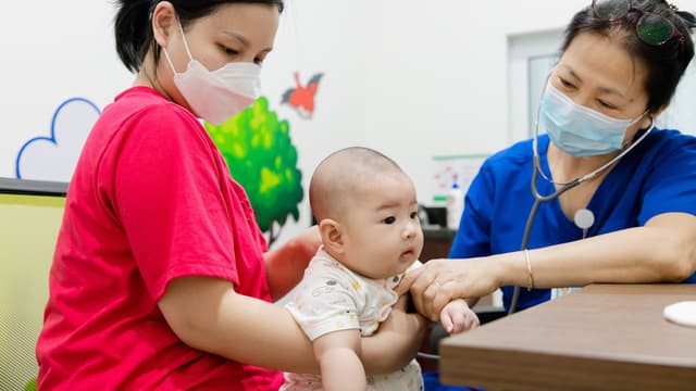 Trẻ mấy tháng tiêm vắc xin 5 trong 1 và những lưu ý cho cha mẹ