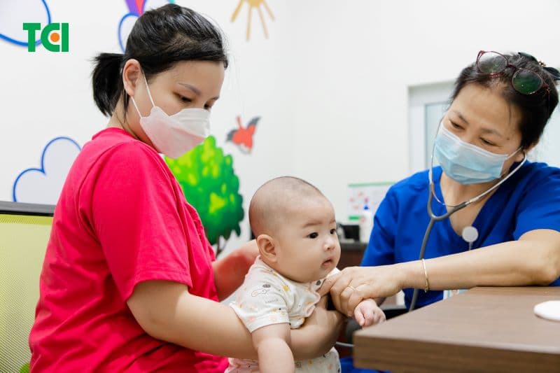 Trước khi đưa trẻ đi tiêm, cha mẹ nên đảm bảo sức khỏe của con không có dấu hiệu bất thường.