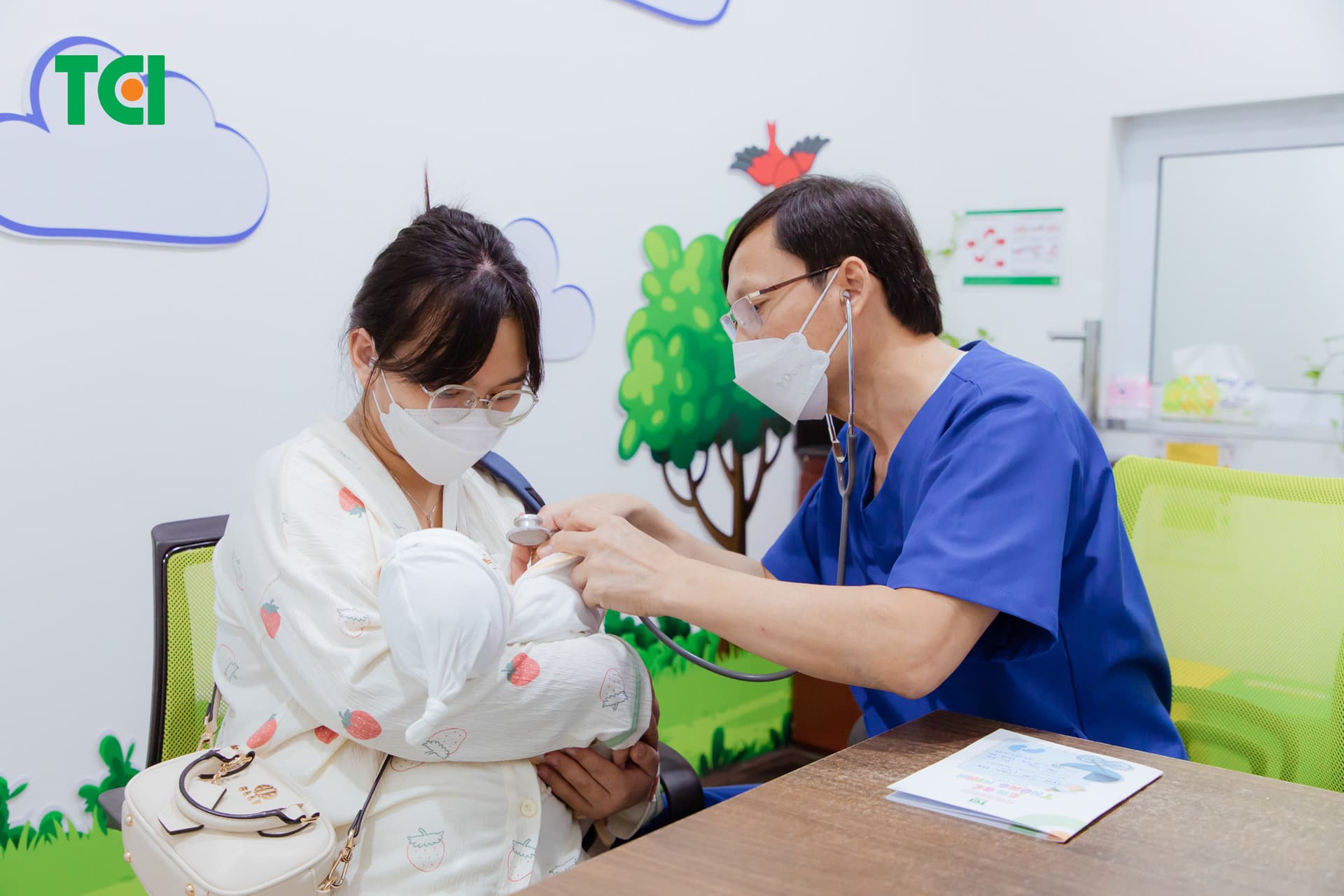 Cần theo dõi sát sao phản ứng sau tiêm cho trẻ