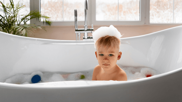 Trẻ tiêm vắc-xin về có được tắm không: Giải đáp thắc mắc