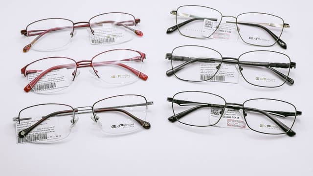 Tròng kính cận giá rẻ – Giải pháp tiết kiệm hay nguy cơ