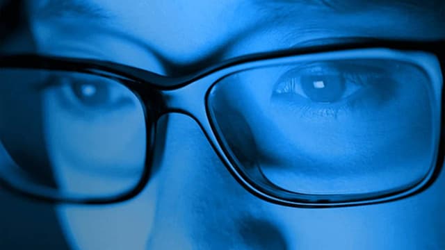 Tròng kính cận phản quang: Tính năng, lợi ích và lưu ý khi chọn