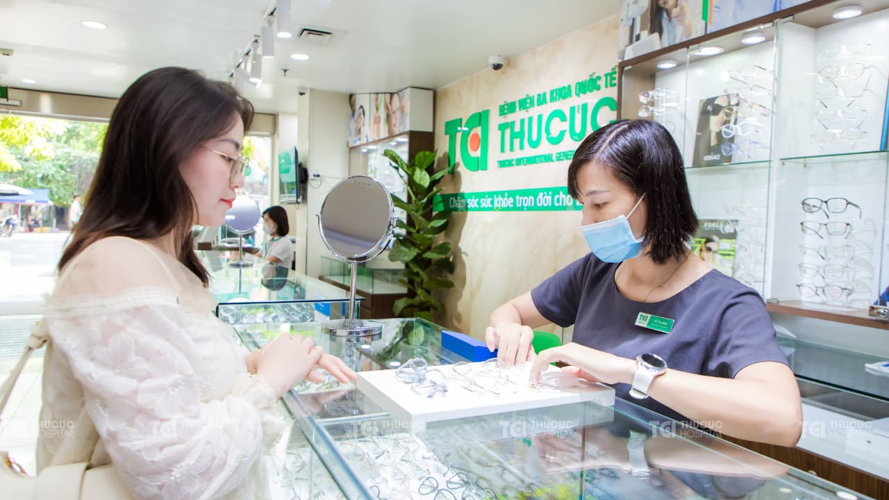 chọn Tròng kính đổi màu nào tốt