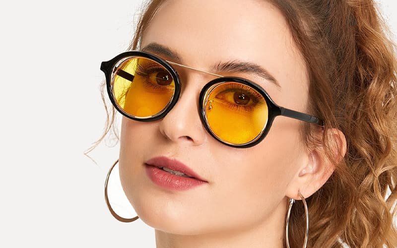 tròng kính đổi màu vàng có tác dụng gì