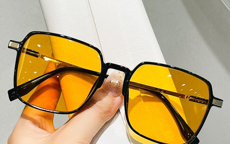 tròng kính đổi màu vàng là gì