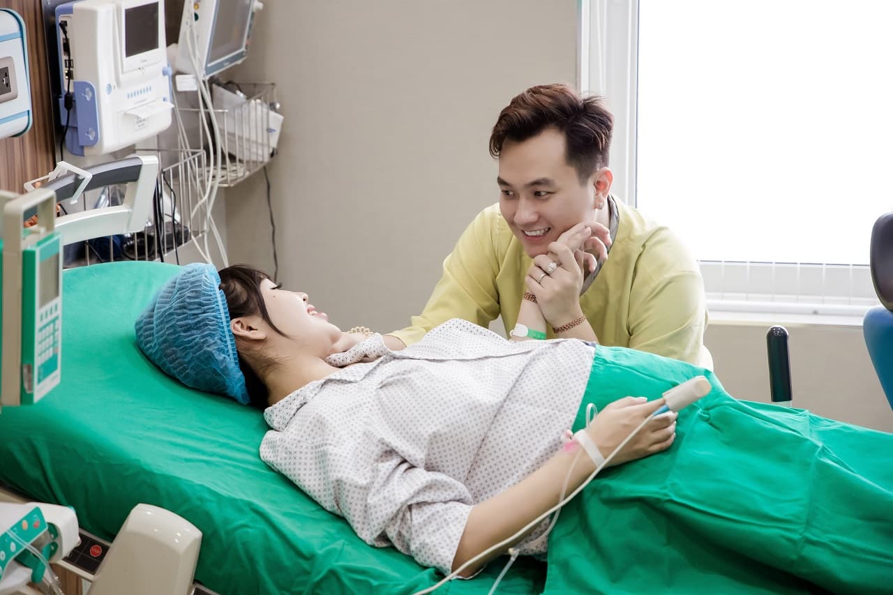 Vợ chồng diễn viên Anh Tuấn chọn phòng sinh gia đình 