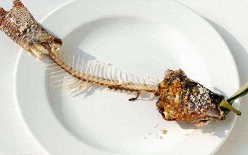 Xương cá dính cổ họng chữa được không