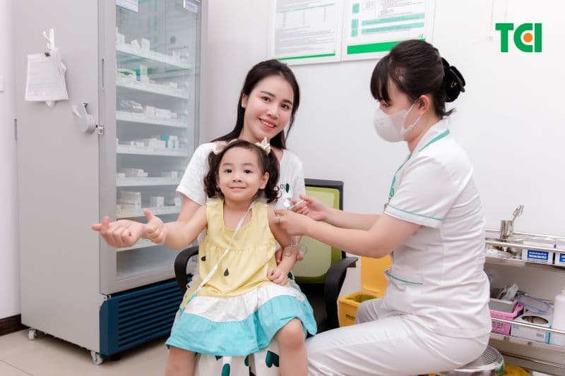 Cha mẹ cần tuân thủ lịch tiêm chủng của bác sĩ để đảm bảo rằng trẻ được tiêm đúng thời điểm.