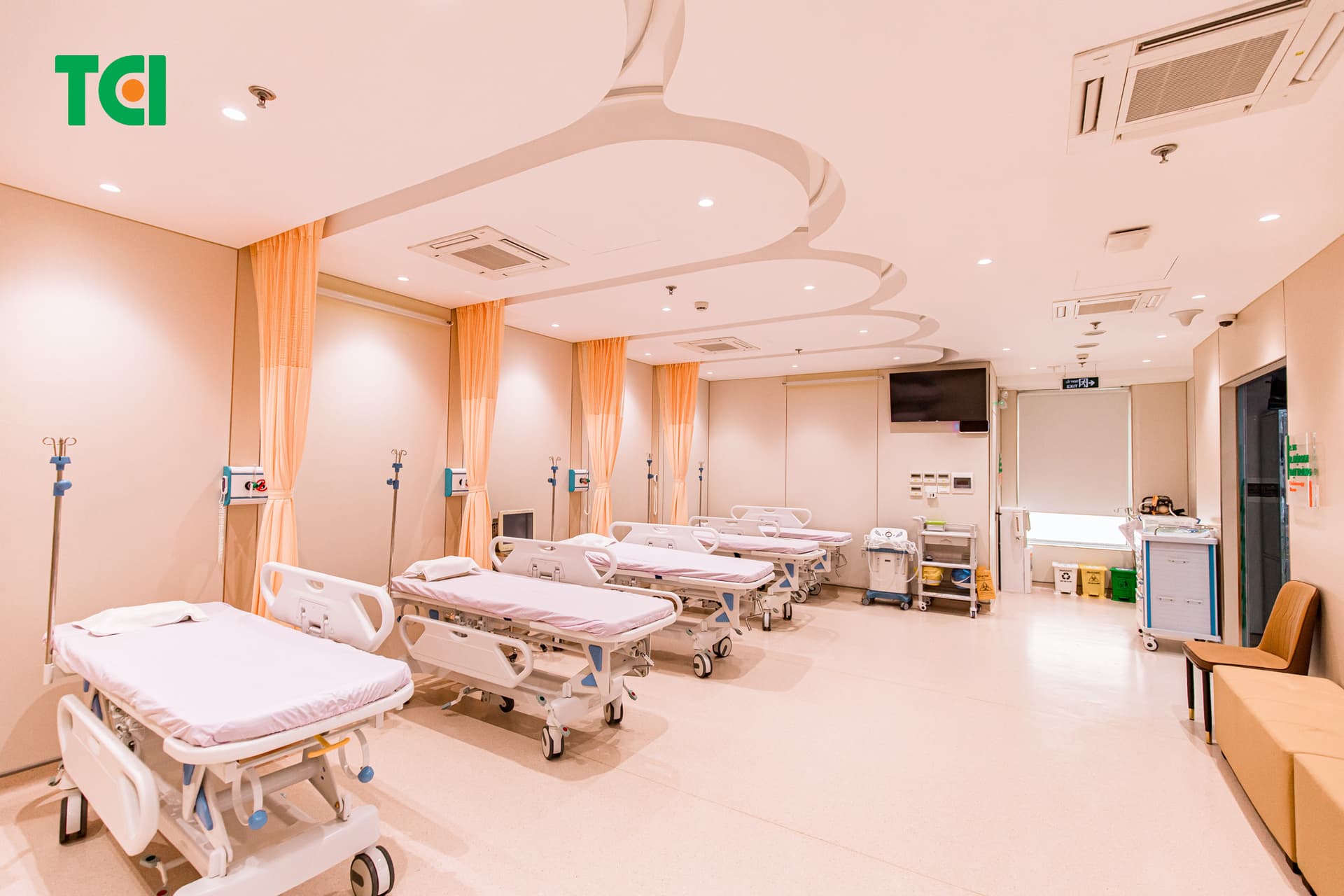 Khu chờ nội soi được thiết kế theo tiêu chuẩn cao với giường nằm êm ái, không gian thoáng