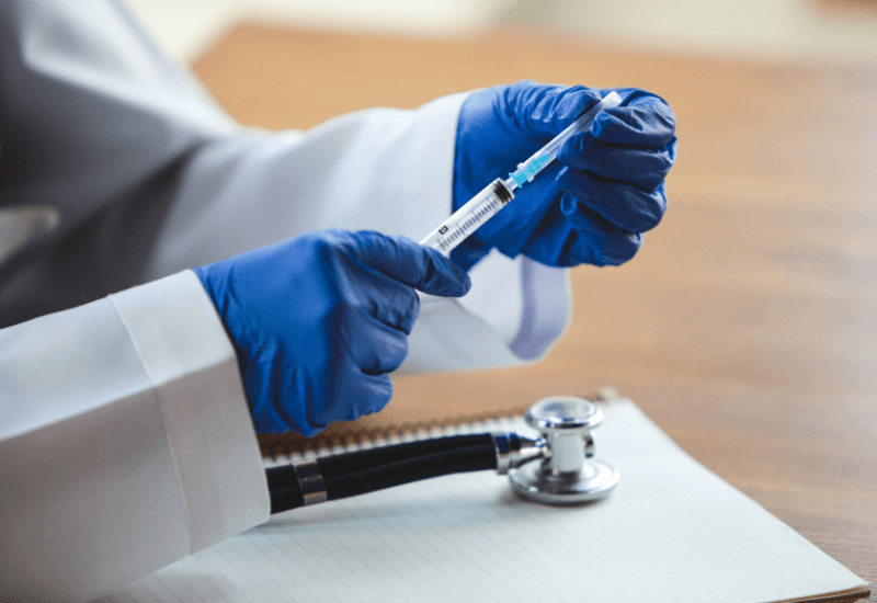 An toàn tiêm chủng không chỉ đơn thuần là việc thực hiện đúng kỹ thuật tiêm, mà còn bao gồm cả một hệ thống các yếu tố đảm bảo từ khâu bảo quản vaccine đến theo dõi sau tiêm.