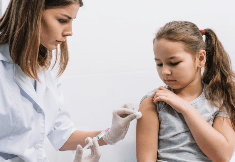 Sau khi hoàn thành tiêm, nhân viên y tế phải rút kim nhanh và dứt khoát, đồng thời ấn nhẹ vị trí tiêm bằng bông khô vô khuẩn.