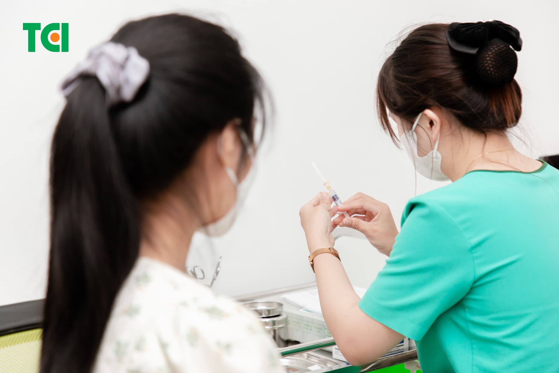 Người bị bệnh tim cần thực hiện tiêm chủng theo đúng chỉ định của bác sĩ thăm khám 