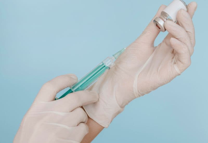 Sốt sau tiêm là phản ứng thường gặp, thể hiện hệ miễn dịch đang hoạt động tích cực.