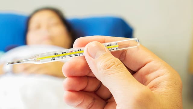 Cách hạ sốt khi tiêm vaccine: Hướng dẫn chi tiết