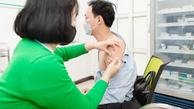 Những điều cần biết về chăm sóc người sau khi tiêm vacxin