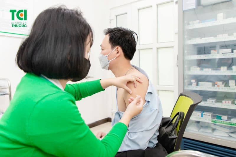 Sau khi tiêm vắc-xin, cơ thể sẽ kích hoạt hệ miễn dịch để sản sinh kháng thể, điều này có thể gây ra một số phản ứng.