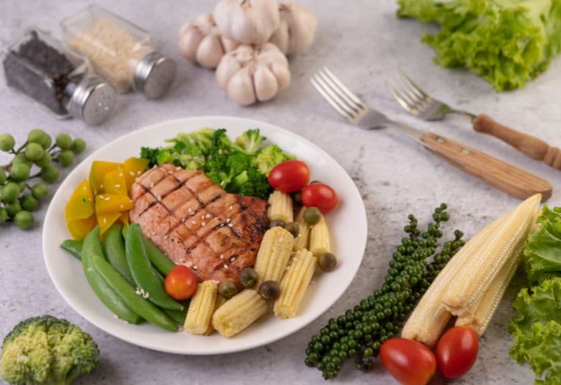 Giải đáp chi tiết thắc mắc: Có nên ăn trước khi tiêm vắc-xin không?