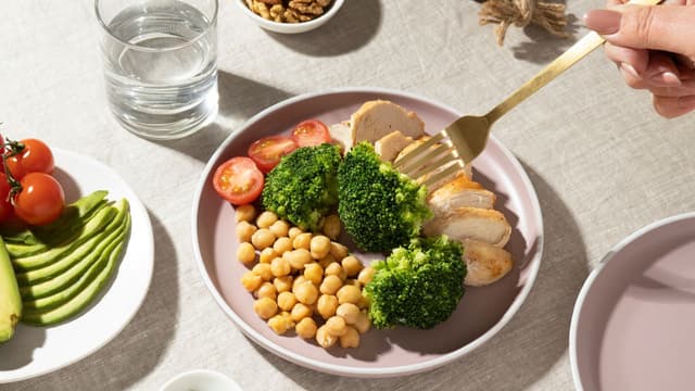 Tìm hiểu về vấn đề có nên ăn trước khi tiêm vắc-xin