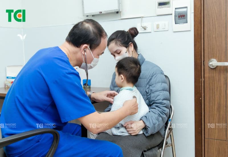 Bố mẹ cần quan sát các dấu hiệu bất thường như khó thở, tím tái, nôn nhiều hoặc lơ mơ để kịp thời đưa trẻ đến bệnh viện nếu cần.