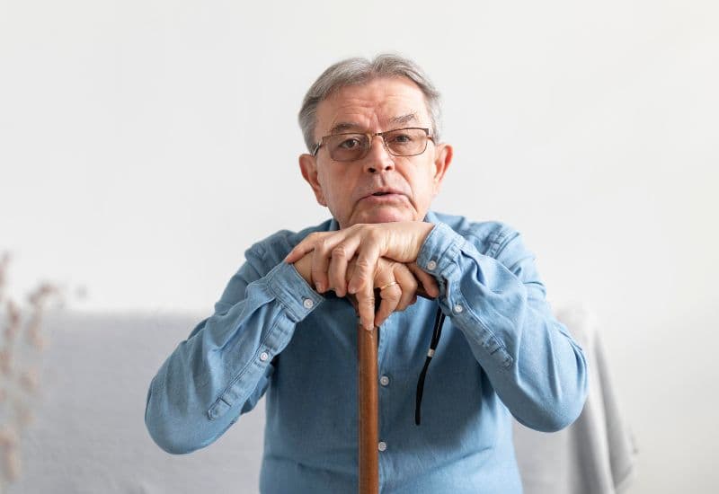 Người cao tuổi thường có phản ứng nhẹ nhàng hơn so do hệ miễn dịch hoạt động chậm hơn.