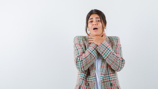 Nuốt nghẹn khi ăn: Dấu hiệu bất thường từ cổ họng cần cảnh giác