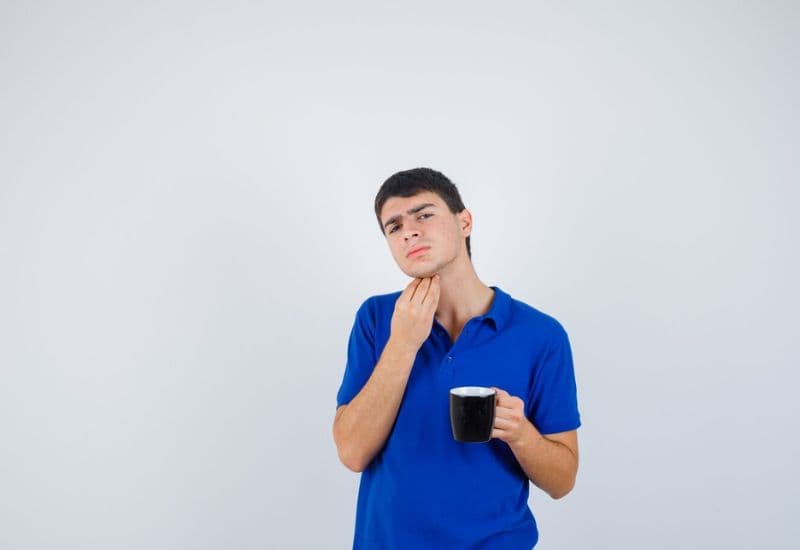 nuốt vướng một bên