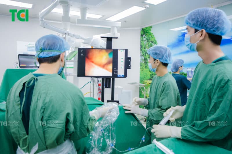 Tán sỏi niệu quản nội soi ống mềm bằng laser