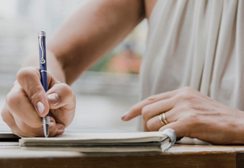 Ghi chép và lưu trữ hồ sơ tiêm chủng giúp theo dõi lịch tiêm, đảm bảo đúng liều lượng và thời gian giữa các mũi tiêm.