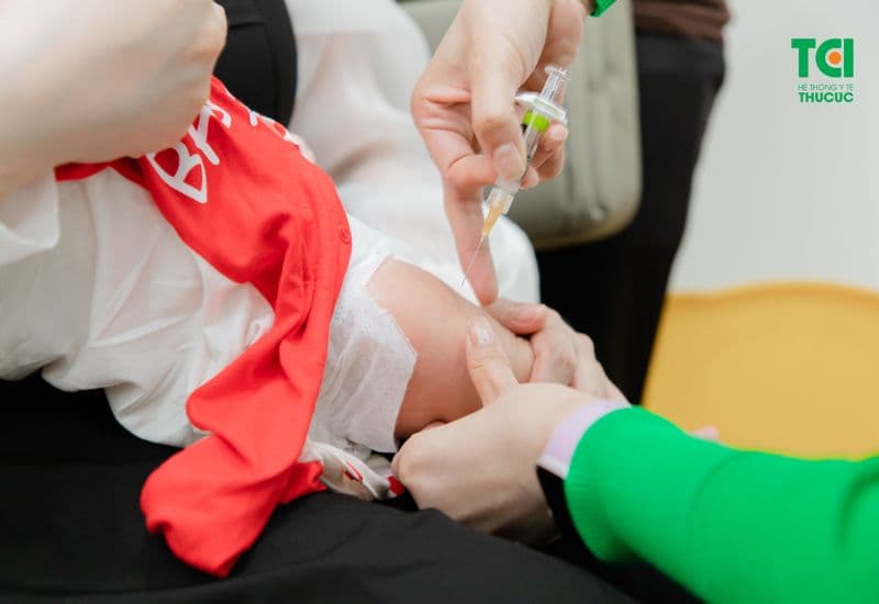 Theo khuyến cáo của nhà sản xuất và các tổ chức y tế, lịch tiêm Infanrix Hexa bao gồm 3 mũi cơ bản và 1 mũi nhắc lại.