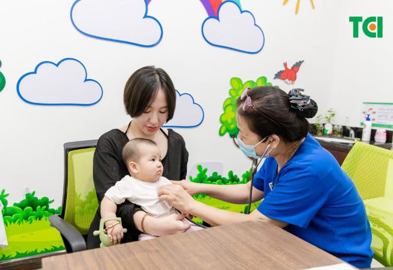 Trước khi tiêm, người dân sẽ được bác sĩ thăm khám, tư vấn về tình trạng sức khỏe và chỉ định các loại vắc-xin phù hợp.