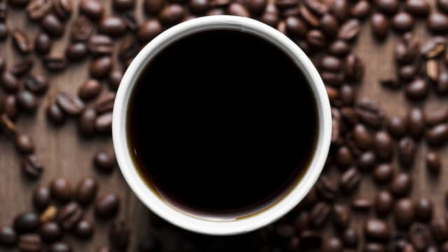 Tiêm vắc-xin có uống cafe được không: Tư vấn chi tiết