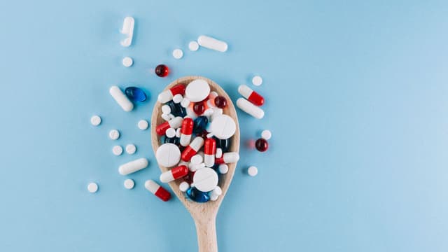 Tìm hiểu về vấn đề tiêm vắc-xin có uống thuốc tây được không