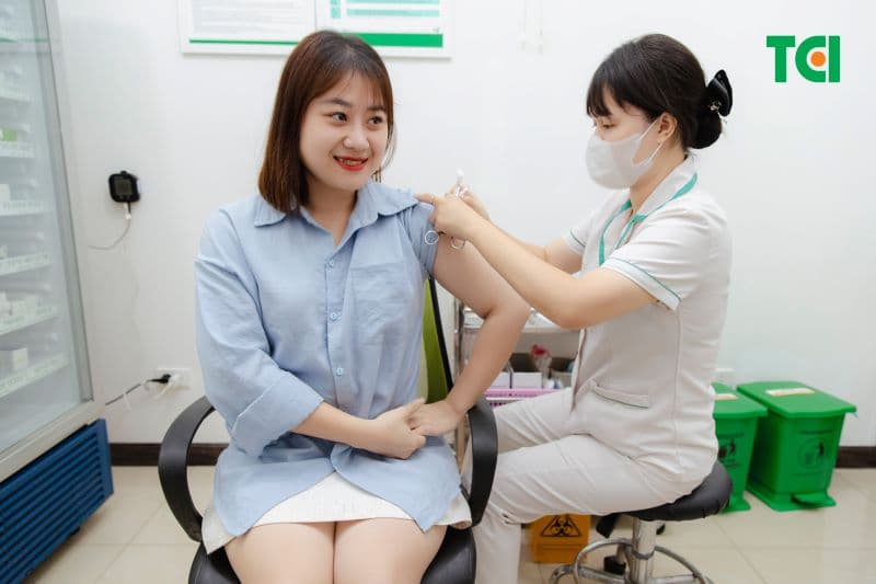 Khi được tiêm vào cơ thể, vắc-xin đóng vai trò như một 