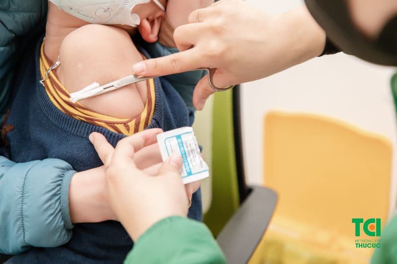 Tiêm phòng là một phần quan trọng trong việc bảo vệ trẻ khỏi các bệnh tật nguy hiểm.